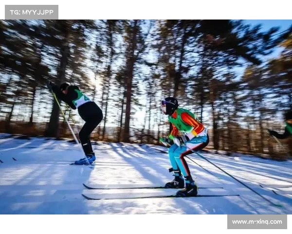 越野滑雪赛道:哈萨克斯坦选手冲刺后与队友拥抱 越野滑雪赛道:哈萨克斯坦选手冲刺后与队友拥抱